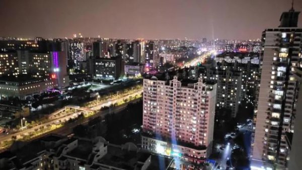 专业配资网站 跌到谷底的马路房，被年轻人疯狂捡漏